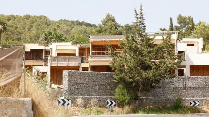 3 years later, Sant Antoni grants licenses for the 2 wooden houses in Can Germà 3 years later, Sant Antoni grants licenses for the 2 wooden houses in Can Germà