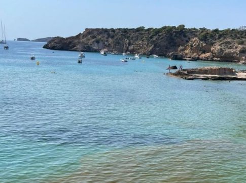 A large dark stain in the water of Cala Tarida provokes complaints from bathers