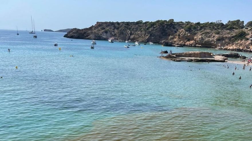 A large dark stain in the water of Cala Tarida provokes complaints from bathers