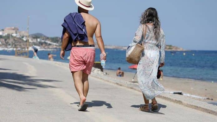 Heat wave on Ibiza: Fever and vomiting, first symptoms of heat stroke Heat wave on Ibiza: Fever and vomiting, first symptoms of heat stroke