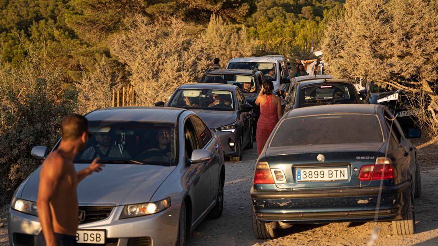 Noise, rage and traffic chaos on Ibiza to watch the sunset in es Vedrà
