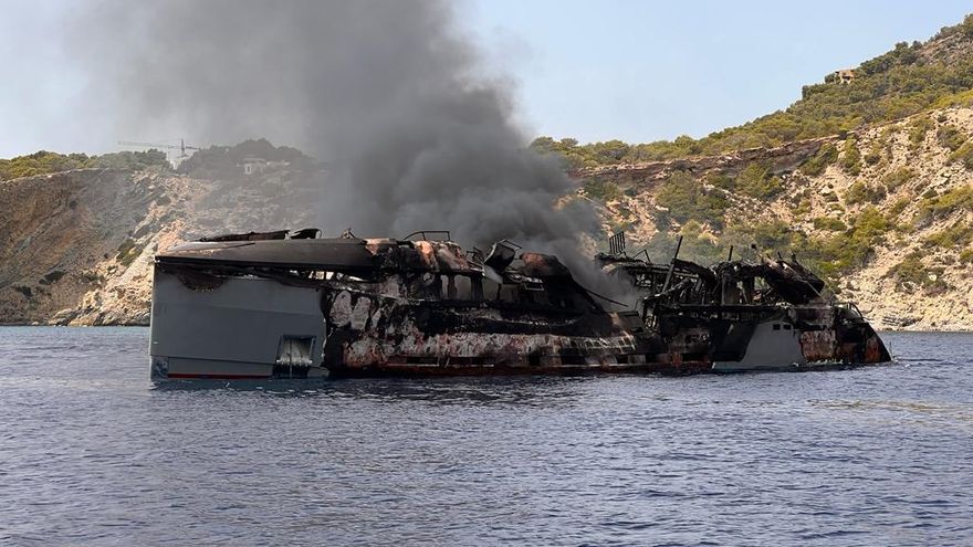 Yacht on fire in Formentera waters sinks off Ibiza's coast