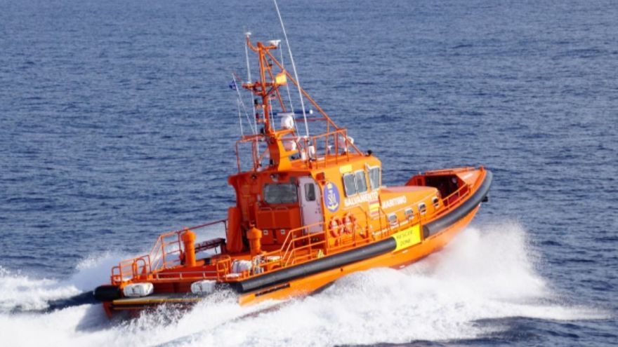 9 passengers rescued from sunken boat in Cala Saona by fishing boat