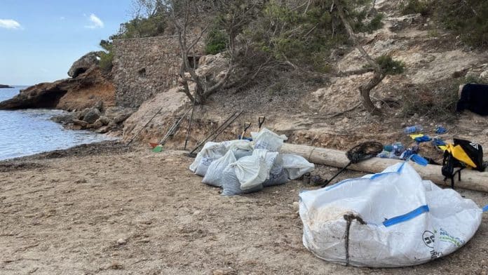 Ibiza yacht sinking: "It's very hard work" amongst the posidonia of s'Estanyol