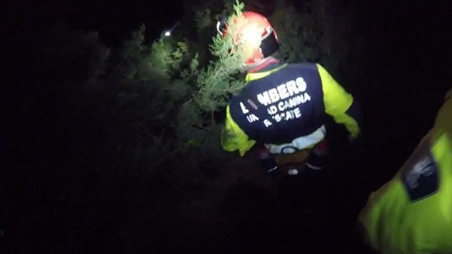 Firefighters from Ibiza spend almost 6 hours rescuing 2 people from cliffs