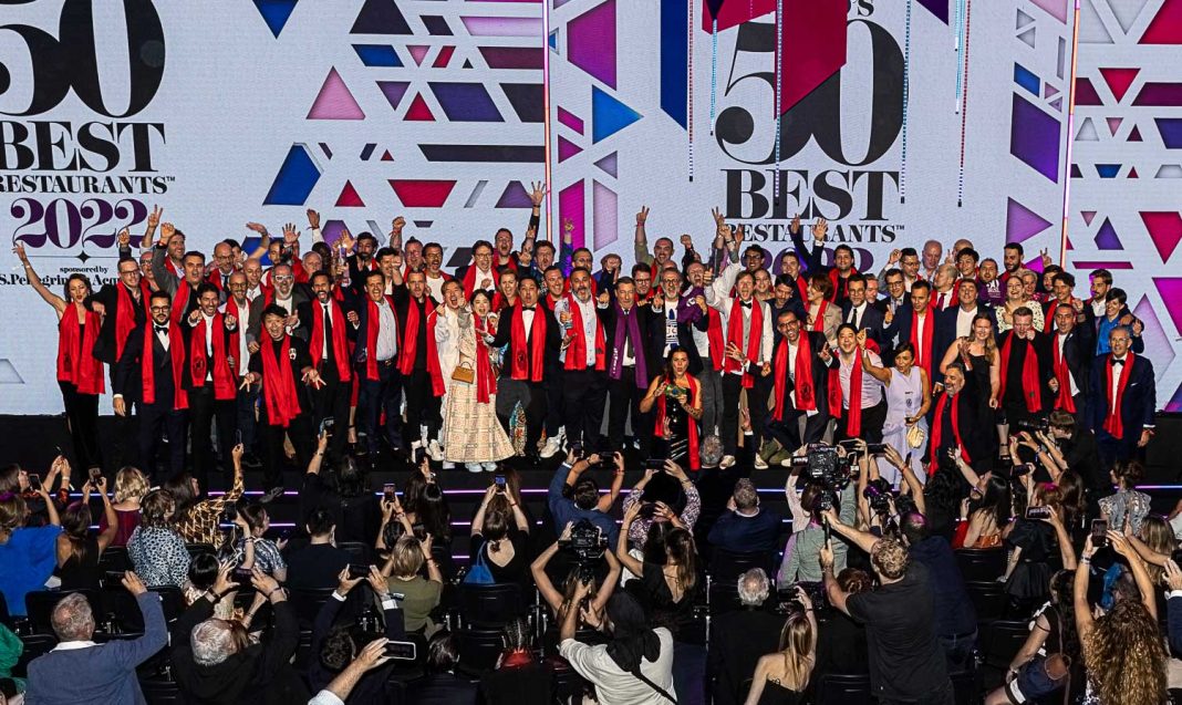 Photo of the award winners celebrating at the The World’s 50 Best Restaurants gala event. Photo: the world’s 50 best restaurants / Dave Bird