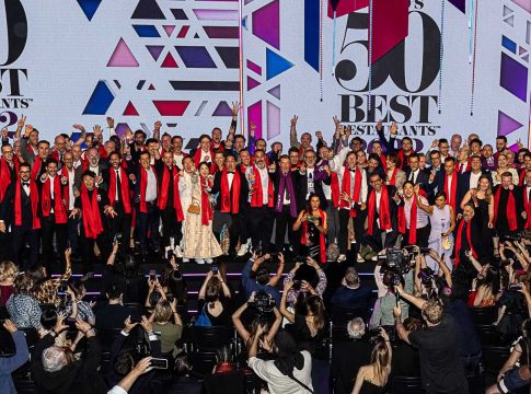 Photo of the award winners celebrating at the The World’s 50 Best Restaurants gala event. Photo: the world’s 50 best restaurants / Dave Bird