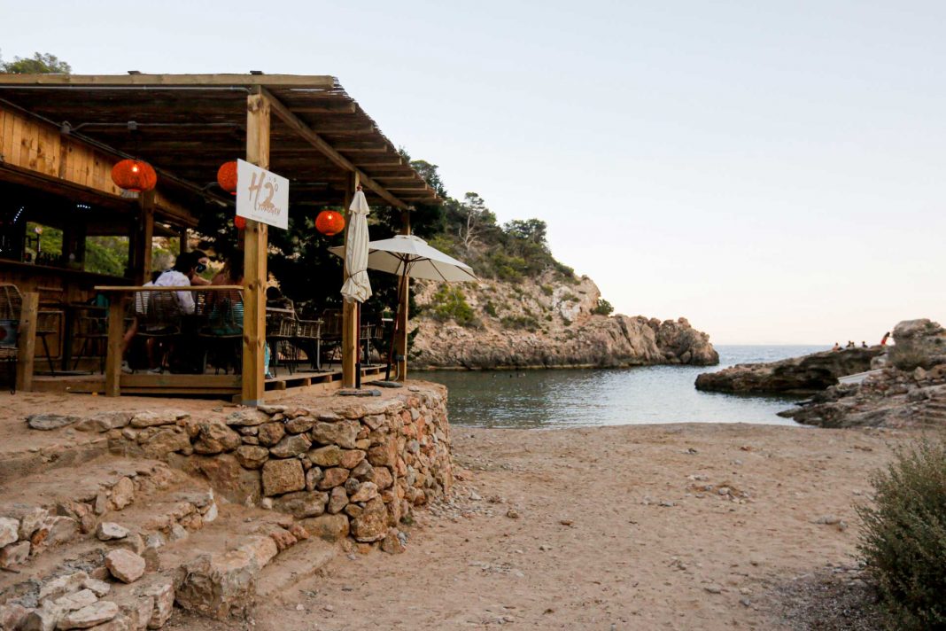 The wooden installation blends into the landscape. Photo: Toni Escobar