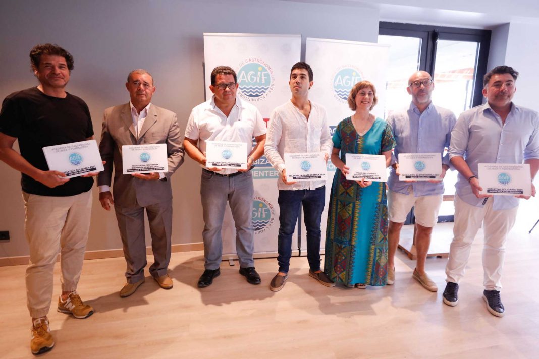 The award winners pose with their diplomas after the ceremony. Photo J. A. Riera