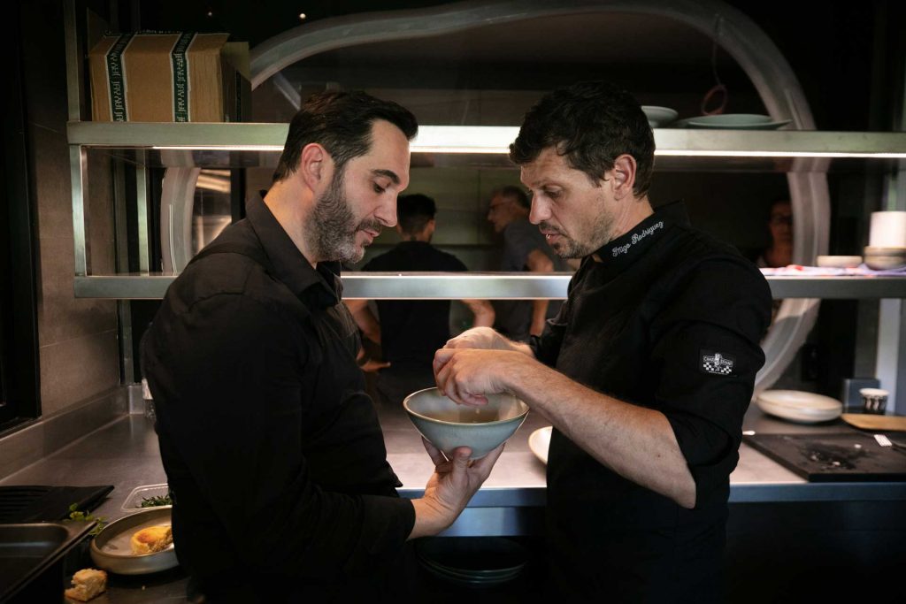 The two chefs discussing the final details in the kitchen. Photo Vicent Marí