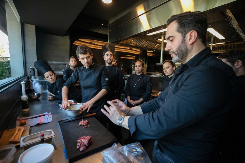 The chef from Madrid explains one of the dishes to his team. Photo Vicent Marí