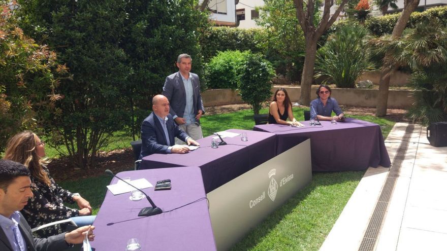 The Consell de Ibiza corrects a report to refute PSOE accusations about 'La vida Islados'