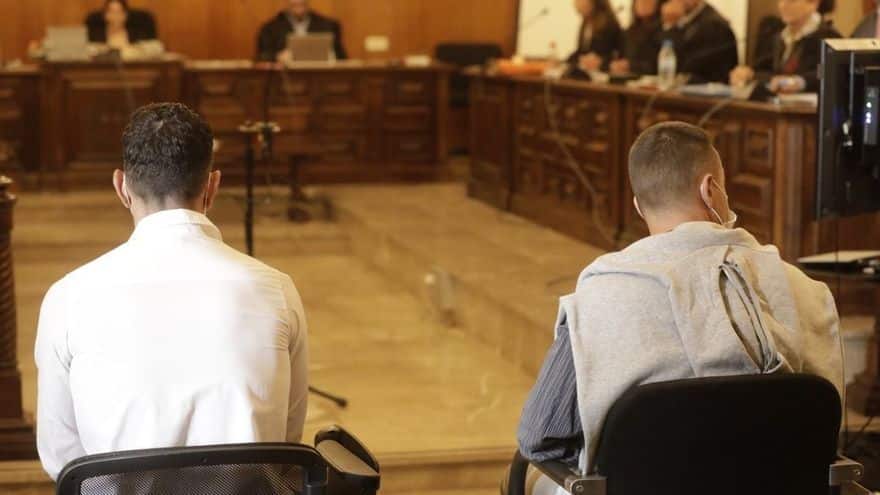 Defendant charged in deadly fire confronts police officer in midst of trial