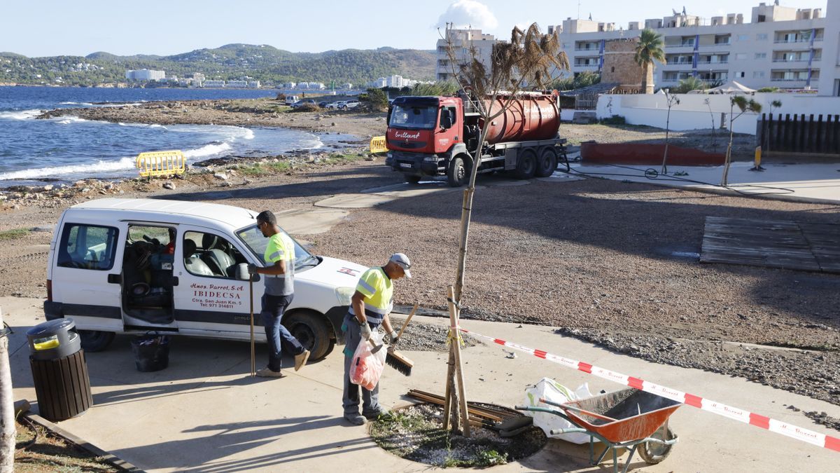 Operarios Limpian La Zona