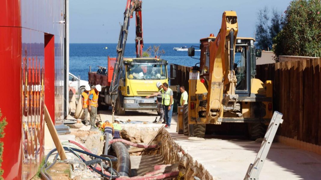 Environment on Ibiza: Abaqua repairs the pipe that dumped sewage into the sea in Caló de s'Oli