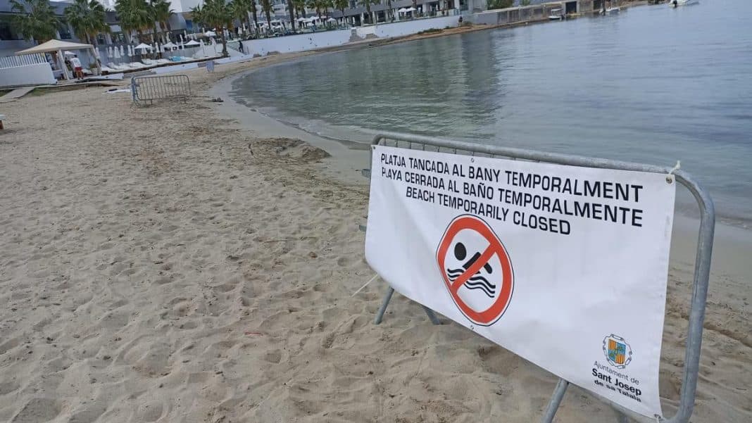 Ibizan Beach closed to bathing due to the presence of feces