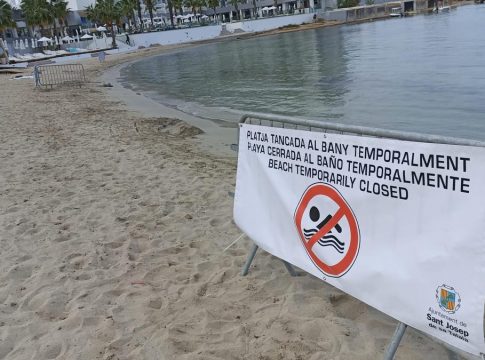 Ibizan Beach closed to bathing due to the presence of feces