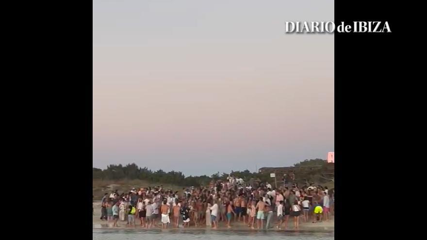Youths fined 60,001 euros for holding a botellón on a beach on Formentera during covid