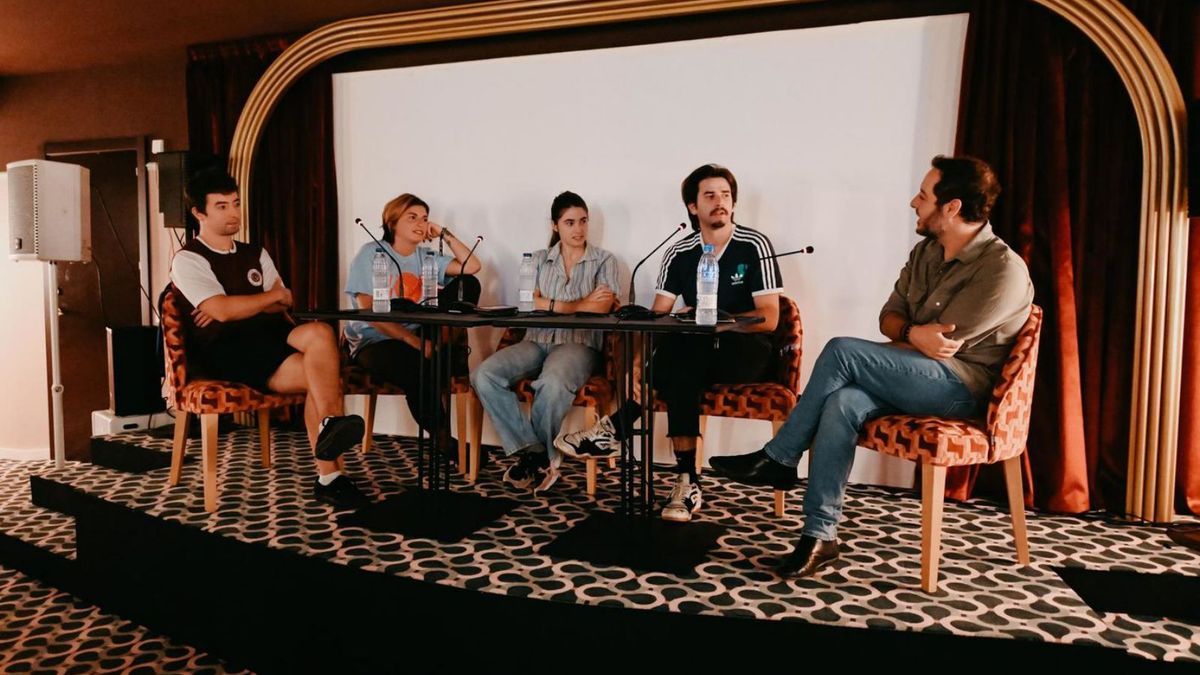 Fernando Navarro conversa con los miembros de Belako en una de las actividades paralelas. | SONORAMA