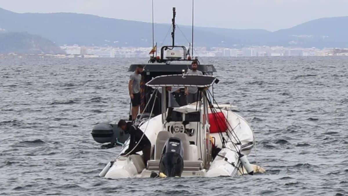 Una Empresa Especializada Remolca El ‘Elvis’ En Es Calo De S’oli Rumbo Al Puerto De Eivissa. | C.c.