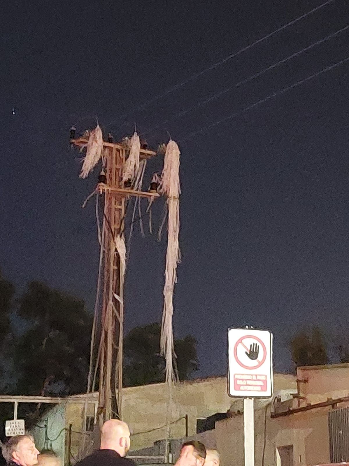 Las cintas que acabaron colgando en un poste eléctrico, provocando apagones