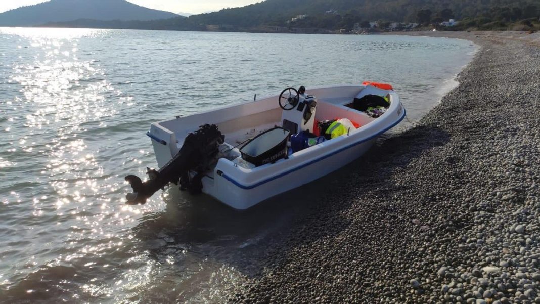 A skiff with 11 migrants arrives on Ibiza