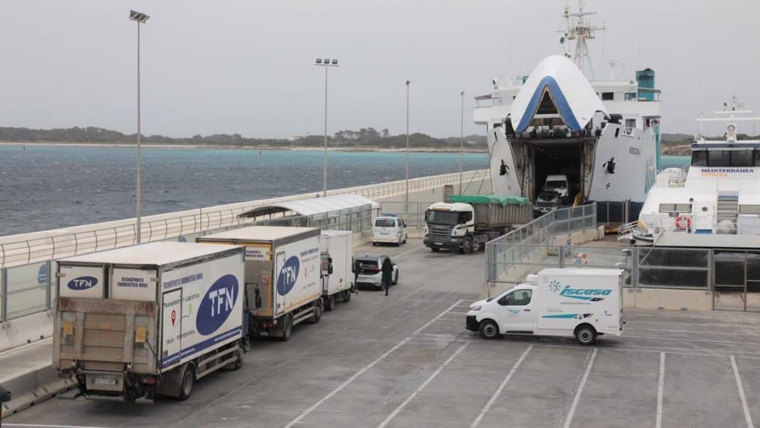 Strong wind gusts force the closure of the Formentera port