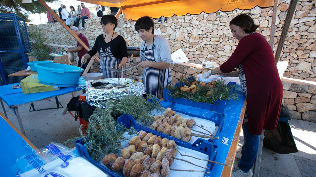 Los buÃ±uelos ensartados en ramas de romero.