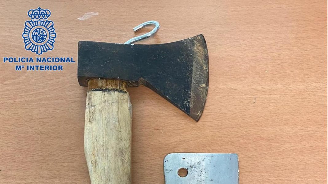 Policía Nacional: Squatter caught attempting to break down the door of a house on Ibiza with two axes