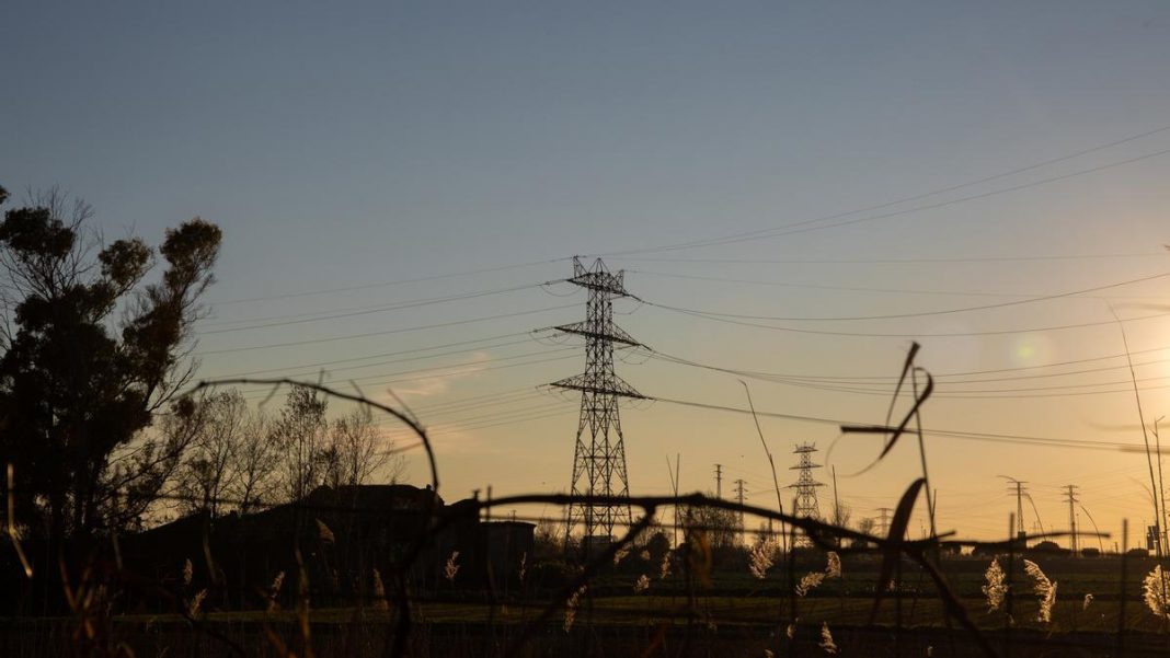 Electricity prices down 3.7% this Thursday to 116 euros/MWh