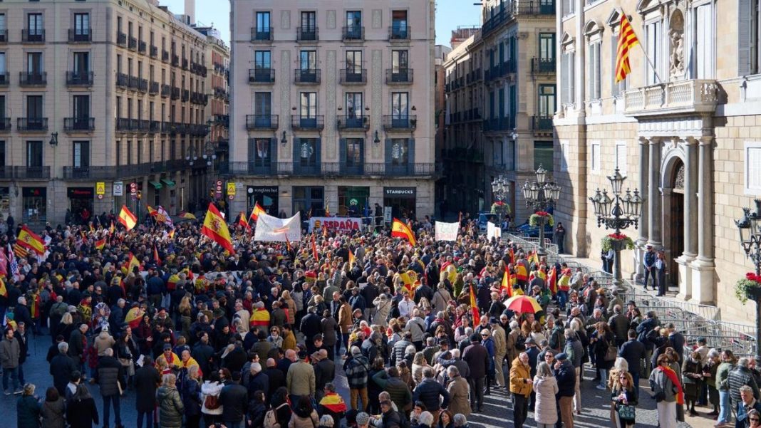 Some 500 people protest in Barcelona against Pedro Sánchez