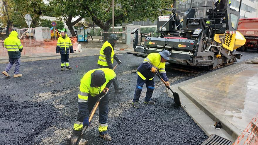 Roadworks on Ibiza: 1st layer of asphalt laid on Avenida Isidor Macabich