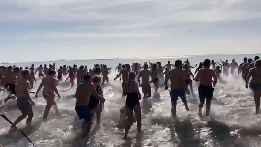 VIDEO: First multitudinous bath of 2023 in ses Salines de Ibiza