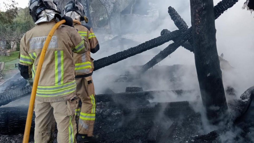 Fire completely devastates a wooden house in Ibiza