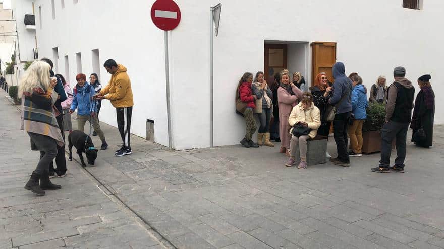 Protest by animal lovers in Santa Eulària against the transfer of dogs to Mallorca