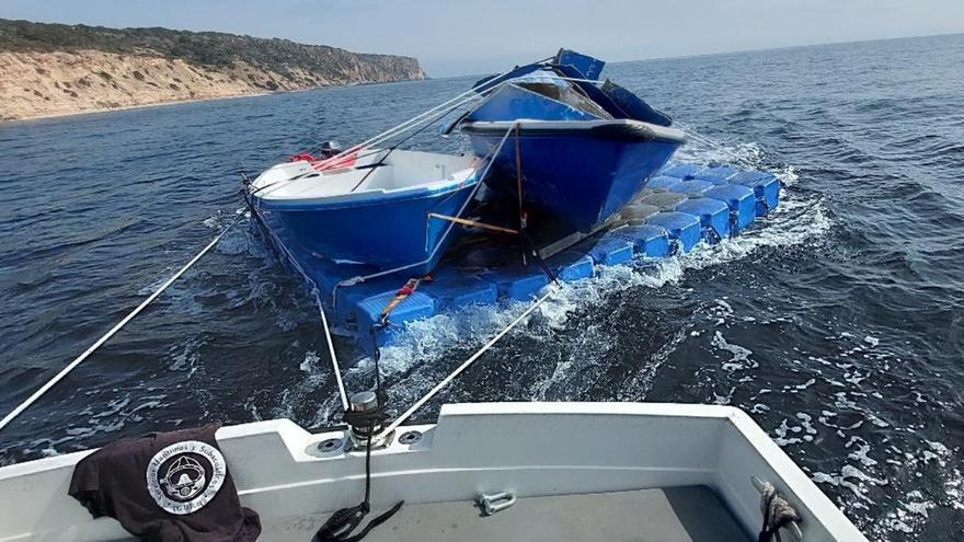 Four small boats removed from areas of difficult access in Formentera