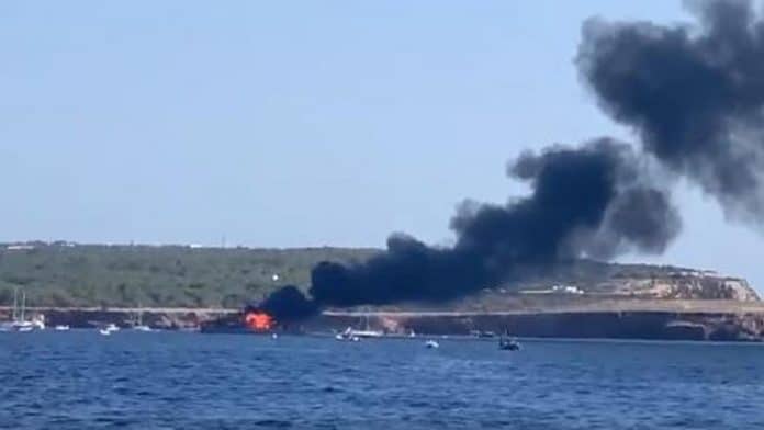 344e80b2-2bae-4877-b575-dec83eedfd89_16-9-aspect-ratio_default_0.jpg New images of the megayacht fire on Formentera in August