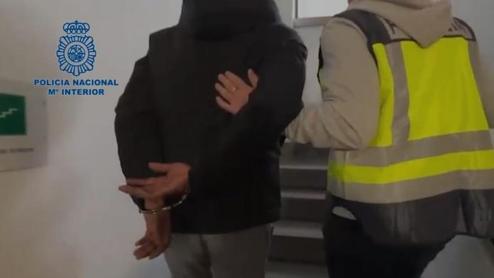 Three arrested in Ibiza for swindling more than 4,000,000 euros from businessmen through the internet