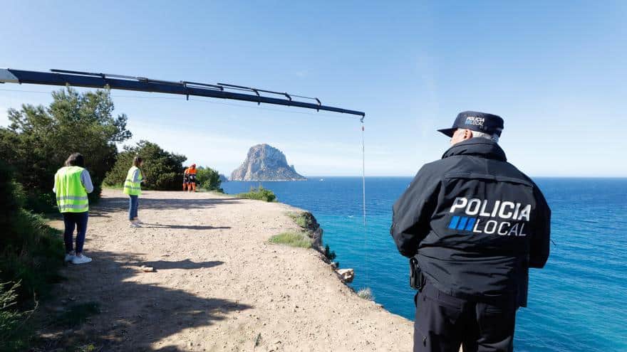 Spectacular rescue of a car on a cliff of Ibiza