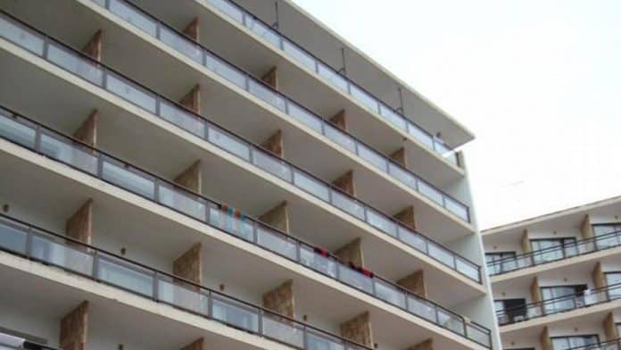 Girona hotelier arrested for forcing an employee to travel to Ibiza to clean his house without paying him