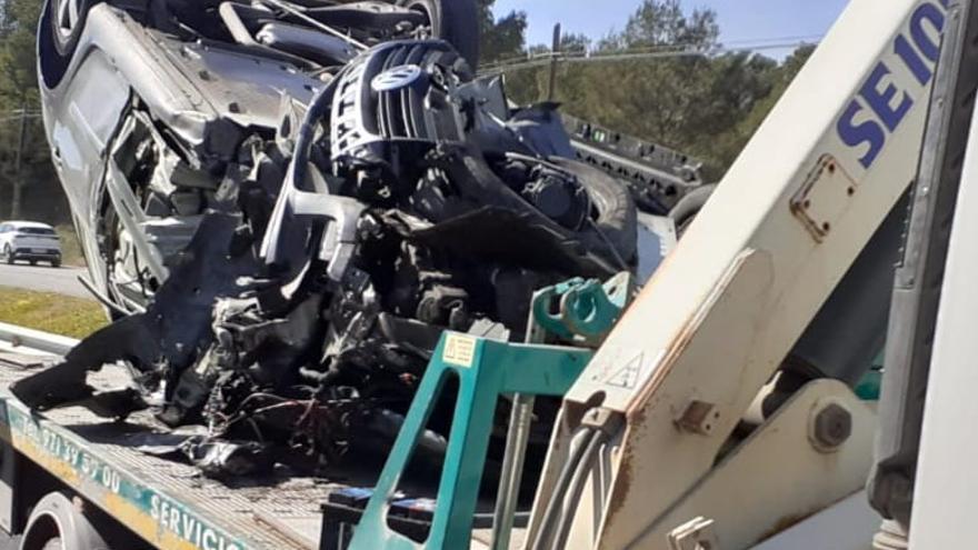 Injured after crashing into a truck and overturning in Ibiza