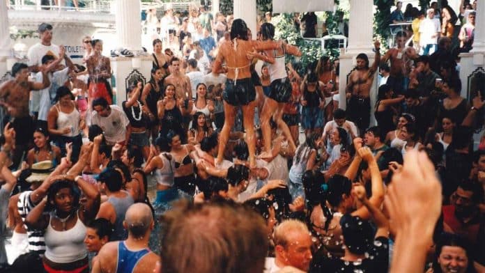 74e00b31-de83-48cc-9cf0-bb6a4cf42bb3_16-9-discover-aspect-ratio_default_0.jpg Anecdotes of British tourists in the 90’s in Ibiza: skis in the West End and sex in the bushes tales