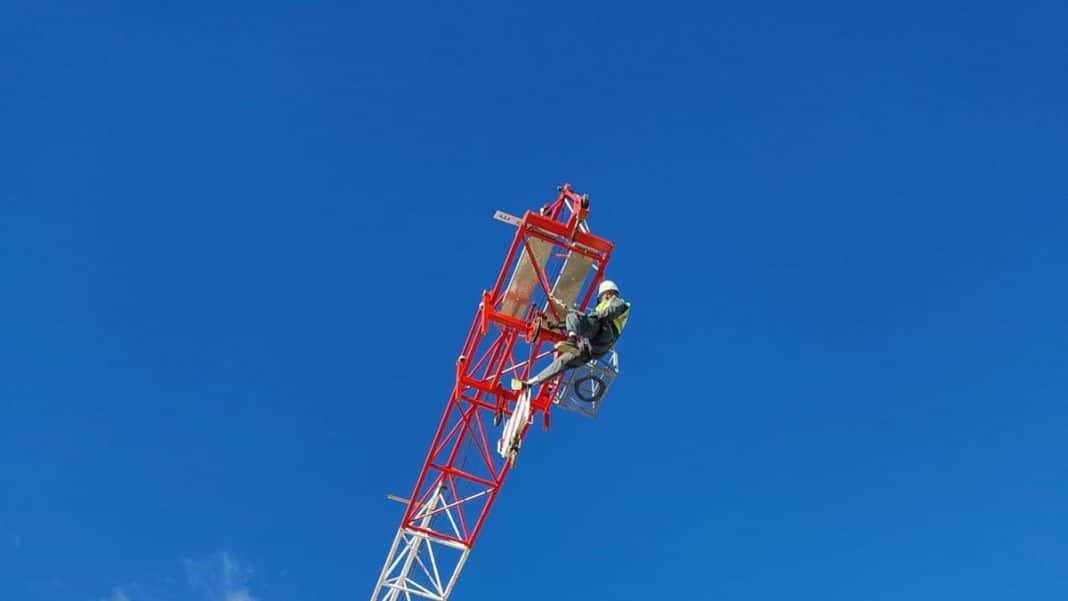 Worker rescued after hanging from a crane 15 meters above the ground at Ibiza airport