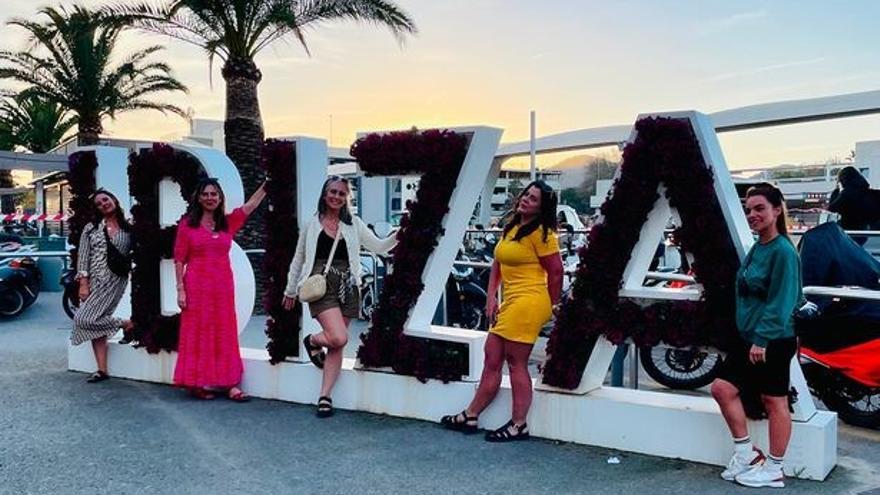 Twelve hours of six British mothers in Ibiza: “We’ll be back to take you to school”.