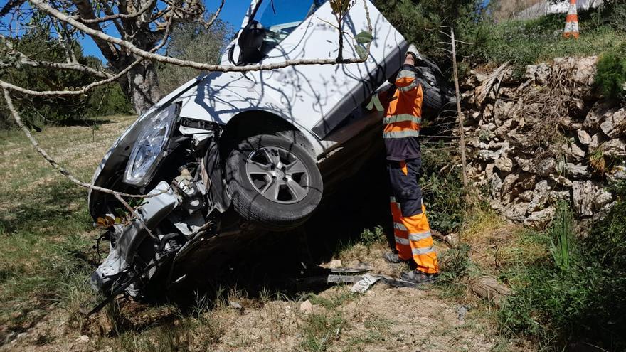 A car breaks a telecommunications pole and drives into a tree in Ibiza