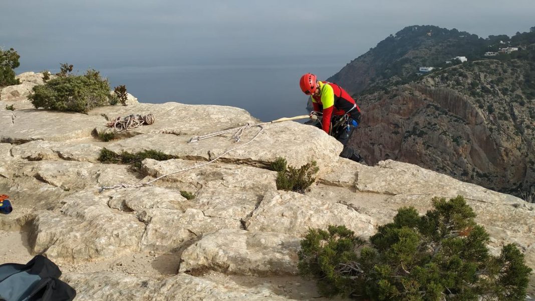 Five hours to rescue a young man on the cliff of the viewpoint of es Vedrà