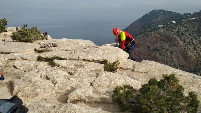 486b599b-c73b-49a7-8f59-305dbc1fb636_16-9-discover-aspect-ratio_default_0.jpg Five hours to rescue a young man on the cliff of the viewpoint of es Vedrà