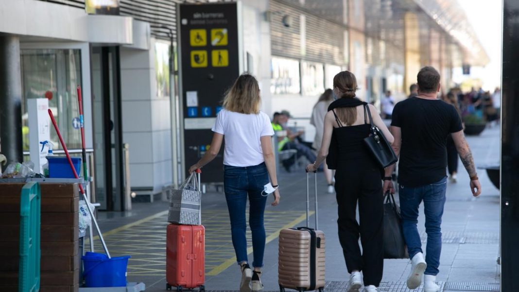 when does the express bus line that connects the port of Ibiza with the airport start operating again?