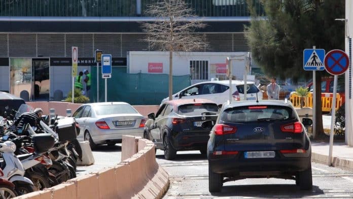 4d57a1a4-ce2b-4e96-8476-2fd5ecfc18f7_16-9-discover-aspect-ratio_default_0_x2560y2219.jpg why is Ibiza airport the worst rated by Spanish travelers?