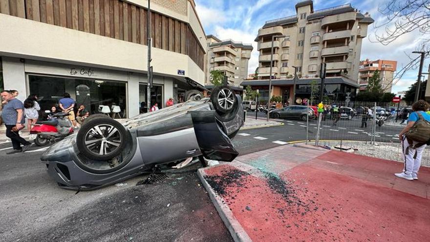 ACCIDENTS IN IBIZA | A car overturns in the new Isidor Macabich avenue in Ibiza